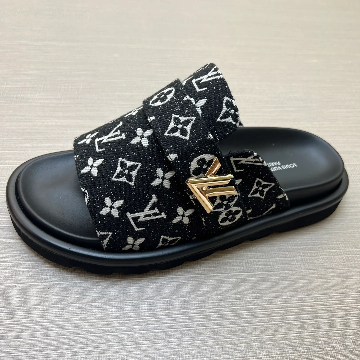 Factory price: 360💰【LOUIS VUITTON】Louis Vuitton, LV printing, men's and women's slippers are on the market, drawer box packaging with cloth bag, card, the upper pattern looks very soft and waxy, super versatile leg slimming artifact. Fabric: imported denim/canvas/old fabric, LV hardware LOGO, official website pattern printing, comfortable to wear, foot pads: high elastic men's shoes💰U water table. Sole: foam sole, heel height: about 5cm. Code number: 35-46, 35, 45, 46 are custom-made and non-returnable. Color: multiple colors and styles available.